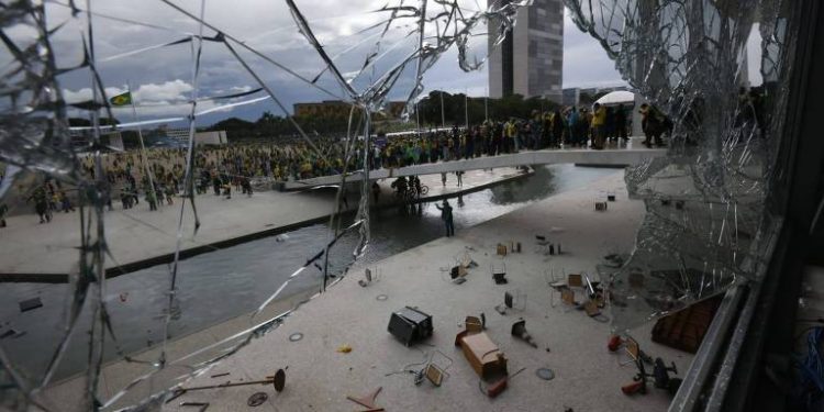 Datafolha: 93% condenam ataques golpistas, e maioria defende prisões