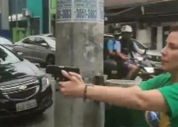 Carla Zambelli sacou arma em São Paulo na véspera do segundo turno das eleições (Foto: Reprodução/Twitter)