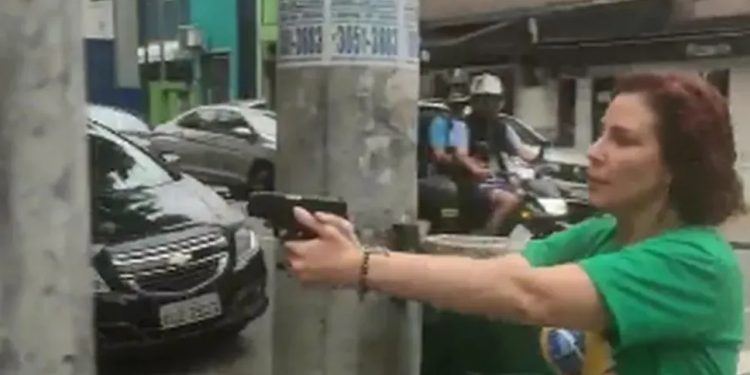 Gilmar Mendes autoriza, e PF apreende armas da deputada Carla Zambelli