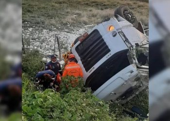 Homem foi retirado das ferragens com ferimentos na cabeça (Foto: Divulgação/Corpo de Bombeiros)