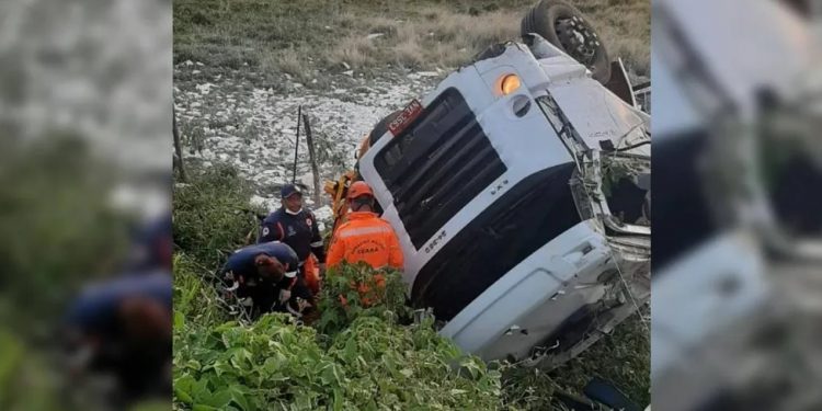 Carreta tomba e deixa motorista ferido preso às ferragens no interior do Ceará