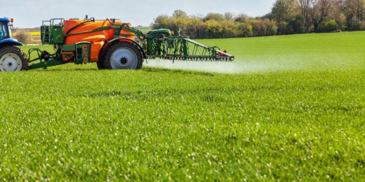 Bolsonaro liberou 2.182 agrotóxicos em 4 anos, recorde desde 2003