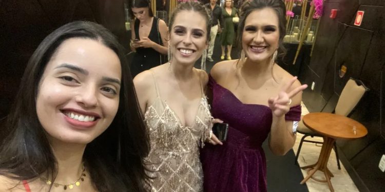 Médica erra local de formatura da amiga e curte outra festa: ‘Comi, bebi e vi a banda’