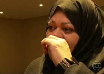 Amina Nahan que morava na Turquia para trabalho humanitário volta ao Brasil como refugiada em avião da FAB (Foto: Reprodução/TV Globo)