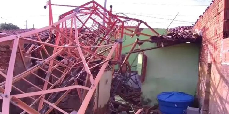 Antena de telefonia desaba sobre quatro casas durante temporal em Barbalha