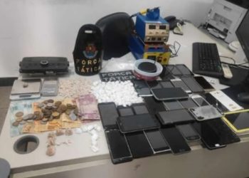 Drogas, aparelhos celulares e dinheiro em espécie foram apreendidos com o suspeito (Foto: Divulgação/PMCE)