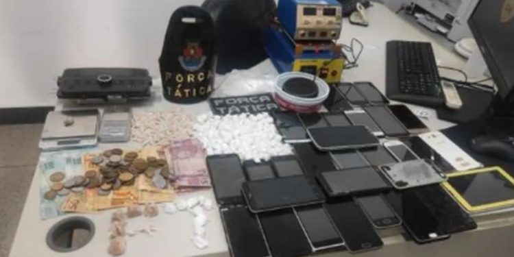 Homem suspeito de traficar drogas é preso com 33 celulares em Juazeiro do Norte