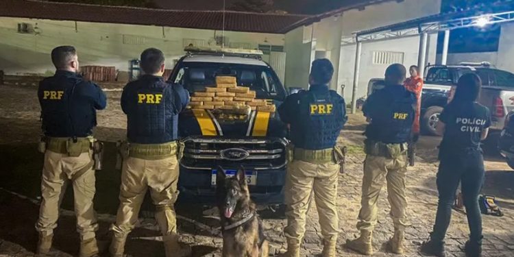 Sargento da PM do Ceará é preso transportando 20 kg de pasta base de cocaína no Piauí