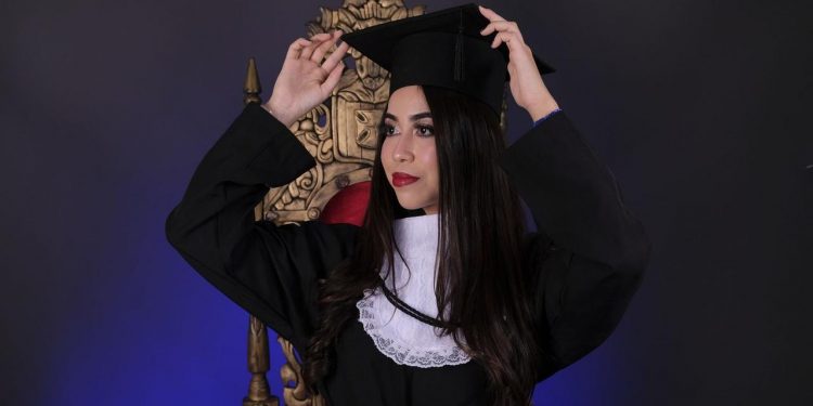 Aluna de rede estadual tira nota 1000 na redação do Enem no Ceará: ‘fazia uma por semana’