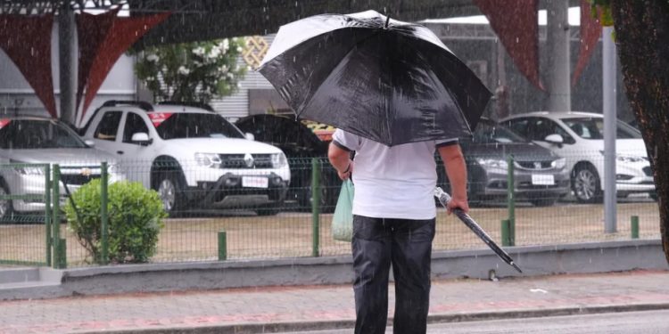 Chuvas no Ceará devem seguir neste domingo e no começo da semana, diz Funceme; veja previsão do tempo