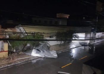 Estrutura metálica foi arrancada com a força dos ventos e da chuva em Quixadá (Foto: Arquivo pessoal)