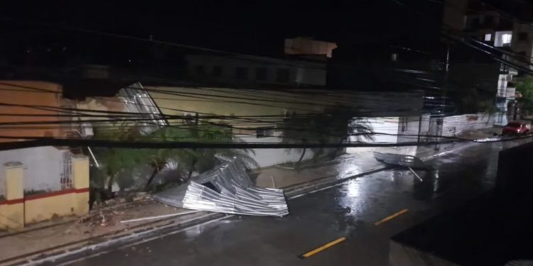 Forte chuva com ventania alaga ruas e destelha casas no Centro de Quixadá