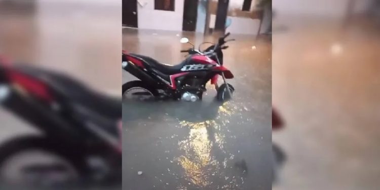 Cão morre eletrocutado ao ser atingido por fio de poste, e ruas ficam alagadas durante temporal em Quixadá