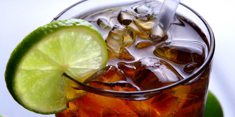 Beber refrigerante com limão ou laranja causa câncer?