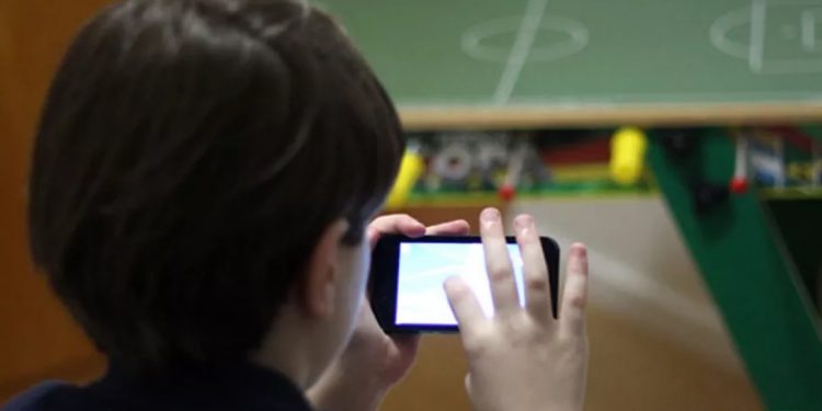 Como o vício em celular pode afetar o cérebro e a concentração das crianças; veja o que fazer