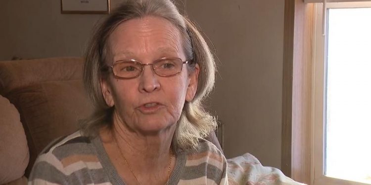 Mulher acha R$ 75 mil na rua, devolve e se surpreende com ‘recompensa’