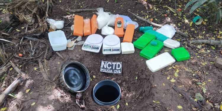 Crato: Adolescente é apreendido com 13 kg de drogas enterrados em terreno