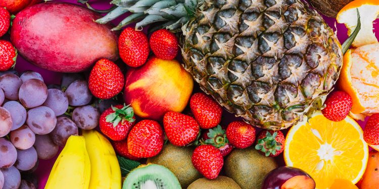 Como fazer as frutas durarem mais? Lavá-las ao chegar do mercado ajuda?