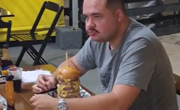 Homem come lanche de 2kg com 10 hambúrgueres depois de ouvir que missão seria impossível: ‘Estava sem apetite’