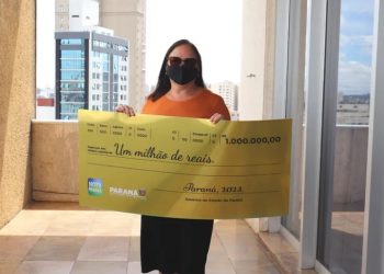 Moradora de Curitiba recebe R$ 1 milhão do Nota Paraná no dia do aniversário (Foto: Gabriely Smek/NCS SEFA)