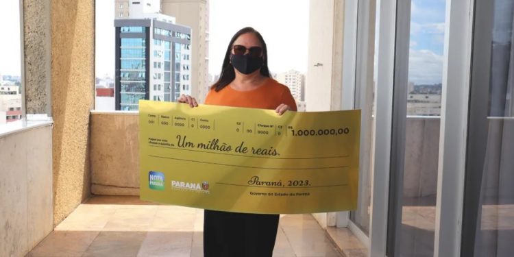 Mulher que está desempregada recebe prêmio de R$ 1 milhão no dia do aniversário