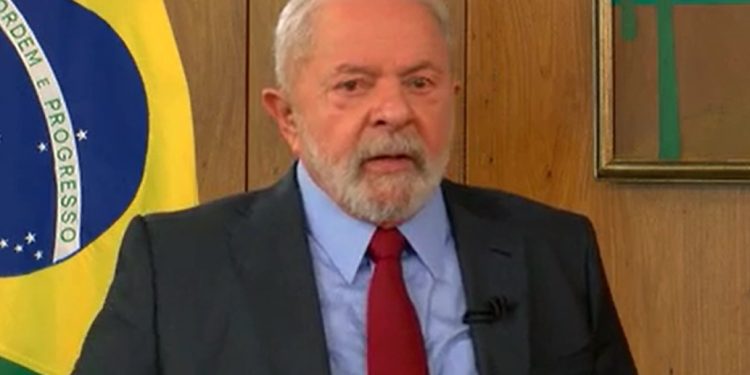 Em entrevista, Lula diz que cogita disputar reeleição em 2026