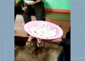 A pipoca é servida em um dia da semana, não sendo a alimentação principal, haja vista, os alunos se alimentarem pela manhã, receber o almoço e a merenda da tarde (Foto: Reprodução/TVM)