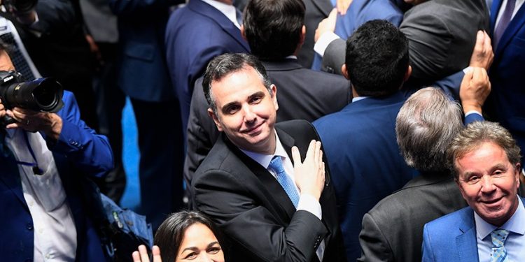 Rodrigo Pacheco vence candidato de Bolsonaro e se reelege presidente do Senado
