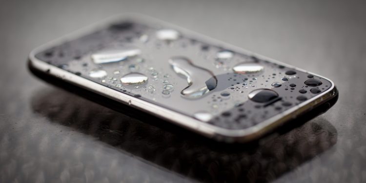 Arroz funciona? O que realmente fazer se celular cair na água