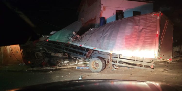 Caminhão bate em poste e derruba muro na rotatória da CE 060 em Barbalha