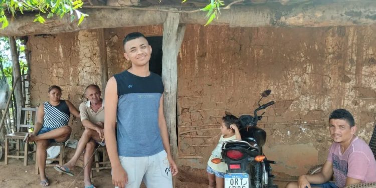 Caririense que vive em extrema pobreza em casa de taipa é aprovado em medicina