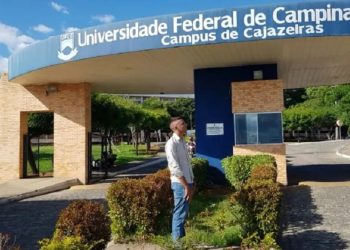 Adriana posa em frente à universidade onde vai estudar medicina, em Cajazeiras (Foto: Arquivo pessoal)