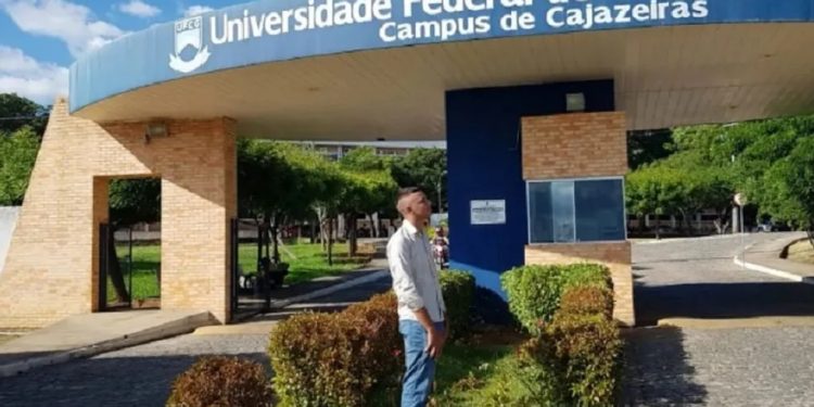 Caririense que vive em extrema pobreza em casa de taipa é aprovado em medicina