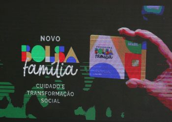 Detalhe do novo cartão do Bolsa Família, durante Cerimônia de lançamento do Novo Bolsa Família (Foto José Cruz/Agência Brasil)