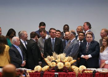 Jair Bolsonaro participa de culto da Frente Evangélica na Câmara dos Deputados em agosto de 2022, cinco dias após a edição do ato pela Receita (Foto: Pedro Ladeira/Folhapress)
