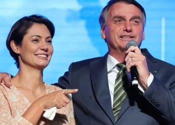 Jair Bolsonaro ao lado de Michelle em foto de 2022 (Foto: Isac Nóbrega/PR)