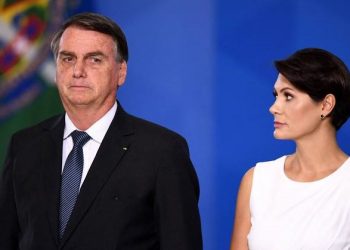 O então presidente Jair Bolsonaro e a então primeira-dama Michelle Bolsonaro durante cerimônia no Palácio do Planalto, em Brasília, em agosto de 2022 (Foto: Evaristo Sa/AFP)
