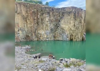 "Buraco Azul" em Juazeiro do Norte tem atraído visitantes. O local ganhou destaque por ter suas águas claras em tons verde e azul (Foto: Reprodução/TVM)