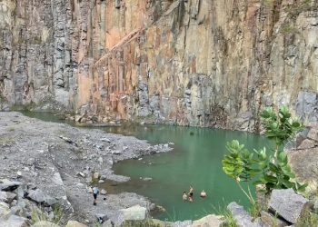 Banhistas são flagrados no ‘Buraco Azul’ mesmo com placa de perigo na entrada; local tem vestígios de explosivos