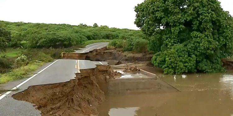 Estradas no Ceará viram crateras após chuvas e inundações
