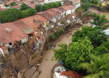 Paredão de sustentação rompeu e casas foram afetadas (Foto: Raony Pinheiro/Arquivo Pessoal)