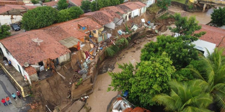 Chuva causa destruição de casas em Porteiras: ‘ela acordou com a casa trincando’