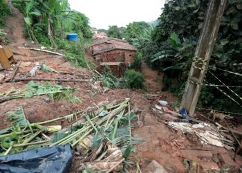 Aratuba decreta estado de emergência após deslizamento que deixou três mortos e famílias desalojadas (Foto: Fabiane de Paula/SVM)