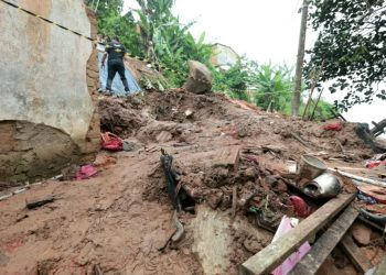 Equipes de órgãos públicos trabalham no local onde duas casas desabaram em Aratuba (Foto: Fabiane de Paula/SVM)