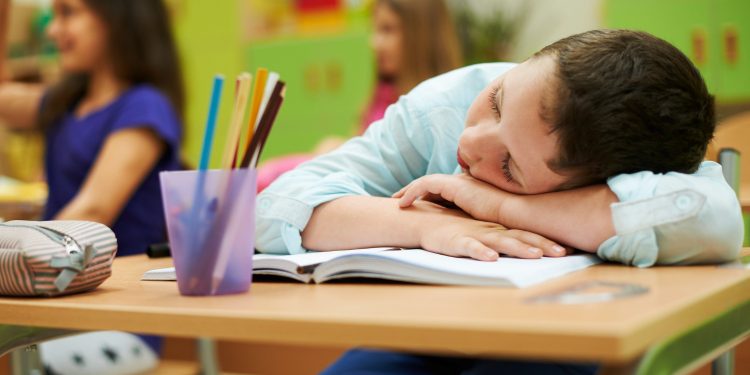 Por que crianças deveriam dormir mais e ter aulas mais tarde