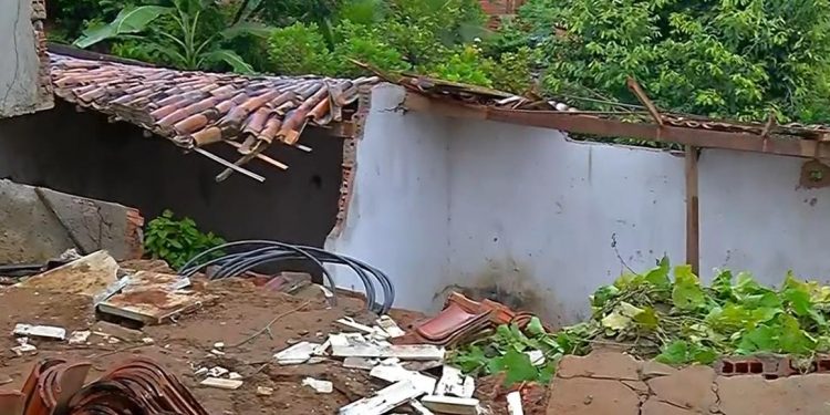 Duas casas desabam após chuvas em Juazeiro do Norte