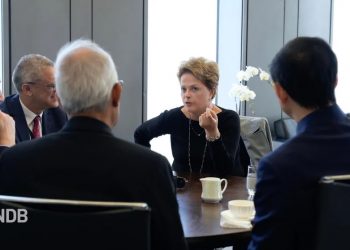 A ex-presidente Dilma Rousseff durante reunião inaugural como presidente do Novo Banco de Desenvolvimento, o banco dos Brics, em Xangai, na China, em 28 de março de 2023 (Foto: Divulgação/ NDB)