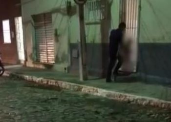 Homem de 44 anos foi flagrado pegando nas partes íntimas do filho de 2 anos, em Icó (Foto: Reprodução)