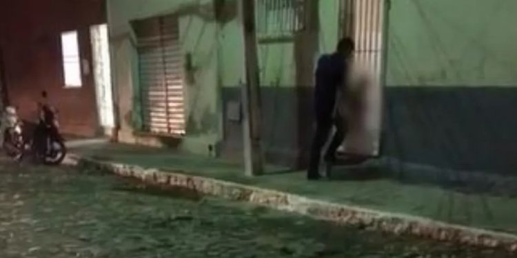 Pai é preso após ser filmado tocando partes íntimas do filho de 2 anos em Icó