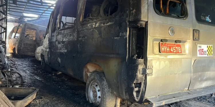 Incêndio em garagem mata duas pessoas em Juazeiro do Norte